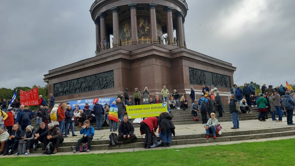 Demonstrierende vor der Berliner Siegessäule