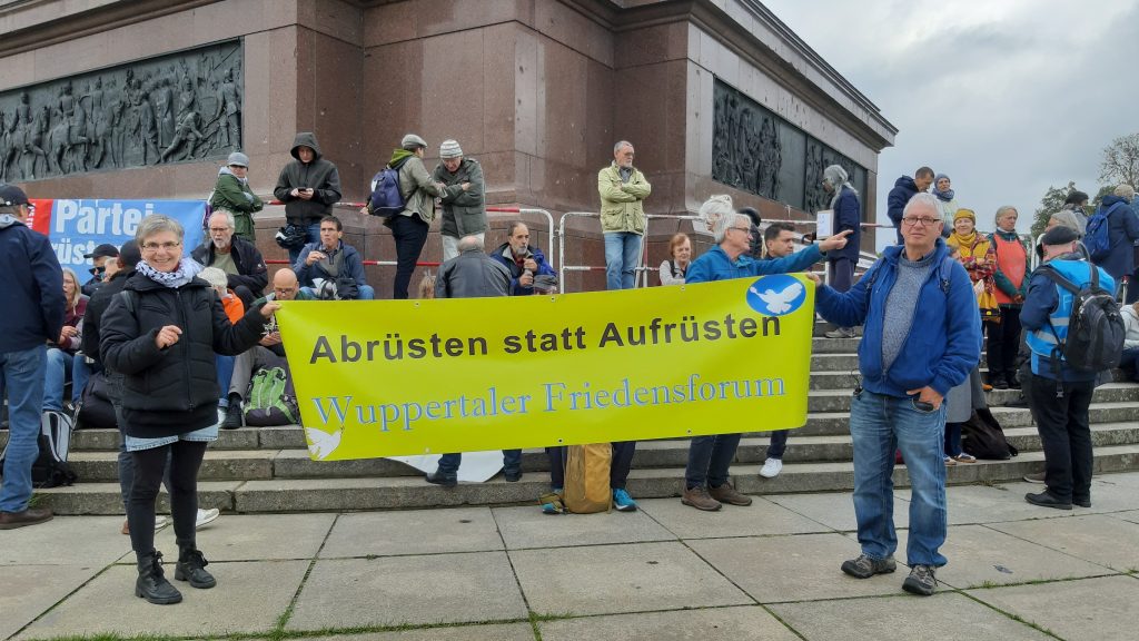 Demonstrierende vor der Berliner Siegessäule